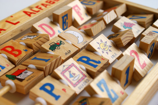 gioco di legno con numeri e lettere
