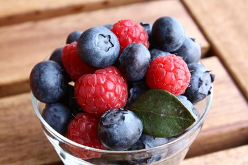 himbeere und heidelbeere / raspberry and blueberry