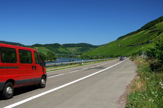Stra&szlig;e mit rotem Auto