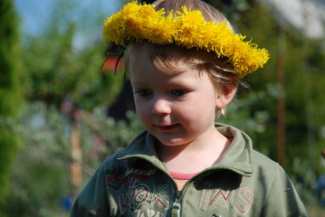 Kleinkind mit Blumen