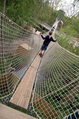 Enfants sur un pont suspendu