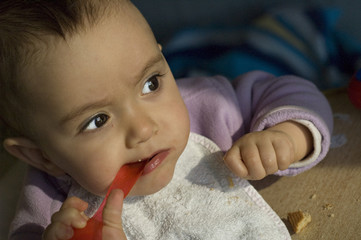 Bimba che mangia