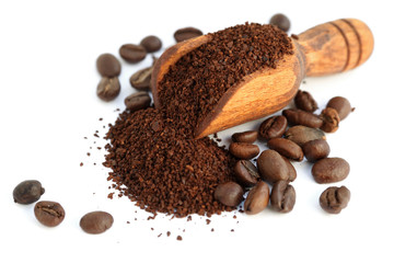mouture et grains de café dans une petite pelle en bois