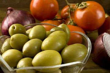 olive con pomodori e cipolla