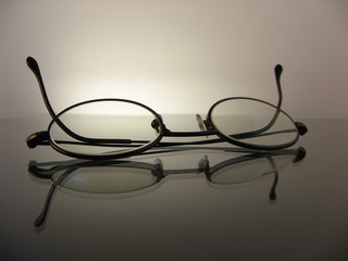 Brille auf Glastisch