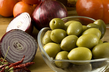olive con pomodori e cipolla