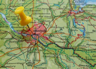 Pointing out Hamburg on the map