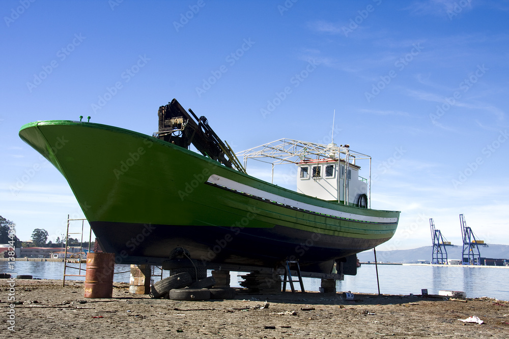 Poster barco en el puerto