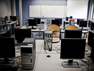 Salle informatique dans un lycée français