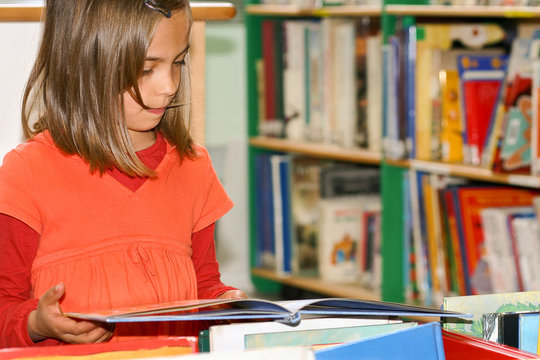 feuilleter un livre &agrave; la biblioth&egrave;que 3