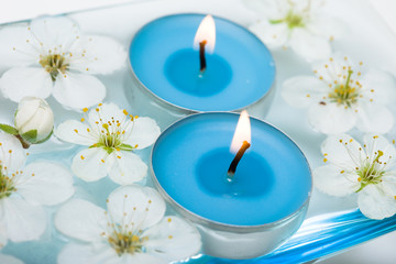 Obraz na płótnie Canvas Candle with spring flowers in water