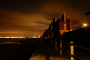 plage la  nuit éclairée par les lumières du Havre