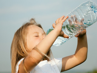Kind trinkt Wasser