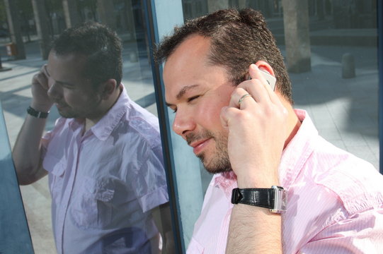 Junger türkischer Mann telefoniert auf Handy