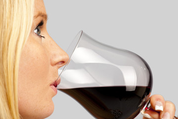 hübsche junge Frau bei einem Glas Rotwein