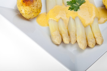 Spargel mit Sauce Hollandaise auf den Teller
