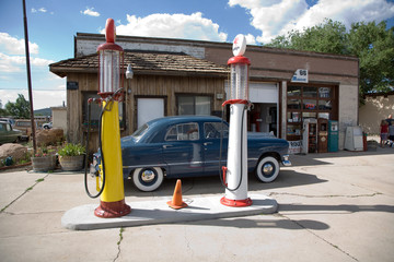 historische route 66, gerenoveerd oud tankstation met oldtimers