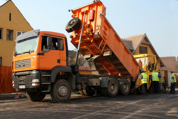 weigher poring asphalt in machinery