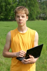 laptop wiese Teenager 2