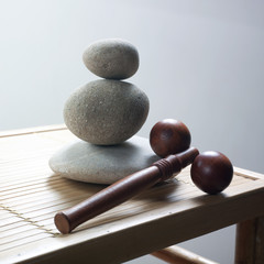 galets en équilibre et outil de massage