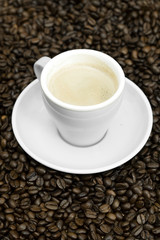 esspresso auf kaffebohnen