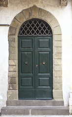 Fototapeta na wymiar zielony classic drzwi w Lucca