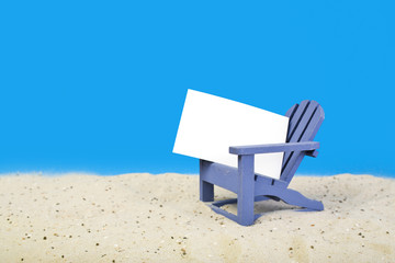 kleiner blauer strandstuhl mit leerem schild