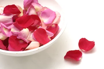 Rolgordijnen Preparing for red and pink rose petal spa © Mee Ting