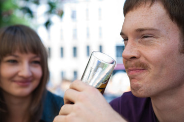 junges Pärchen in Berlin, Frühling