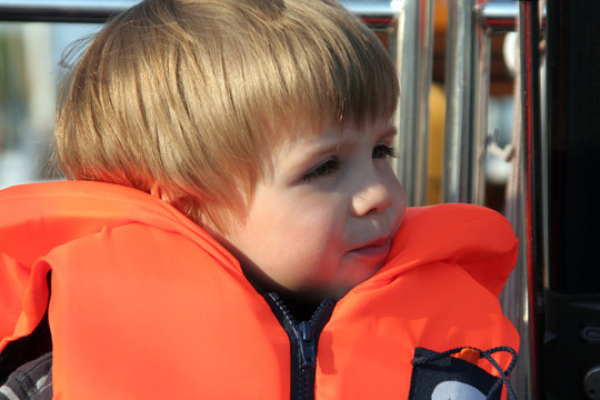 Kleiner Junge auf Segelyacht