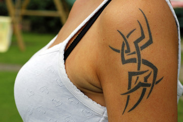 Tattoo auf Oberarm