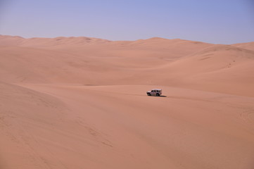 Fototapeta na wymiar 4x4 w Namib Desert