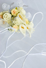 Obraz na płótnie Canvas ślub kwiaty ponad zasłoną
