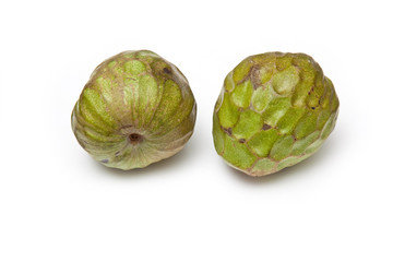 Obraz premium Custard apple fruits isolated on a white studio background.