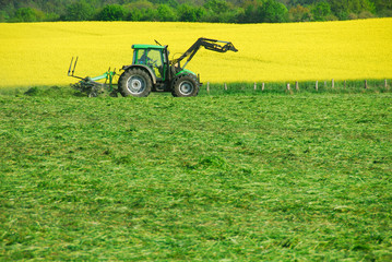 Traktor auf dem Feld 216 © Wolfgang Jargstorff