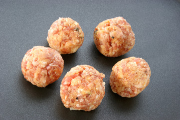 Hackbällchen zu einer Speise zubereitet