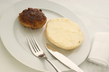 Frikadelle / Bulette mit Brötchen