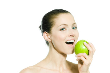 Attraktive junge Frau ißt  Apfel