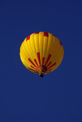 Ballon unter azurblauem Himmel