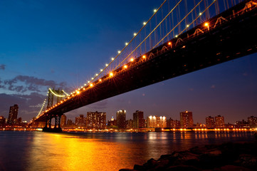 Fototapeta na wymiar Manhattan Bridge w półmroku