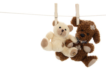 Deux peluches accrochées ensemble sur une ligne