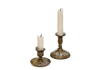 2 Historische Kerzenständer mit Kerzen auf weiß