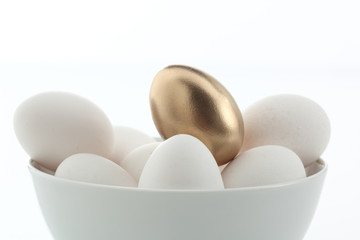 das goldene Ei auf weissen Eiern