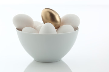 das goldene Ei auf weissen Eiern