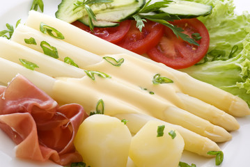 Frischer Spargel mit Schinken