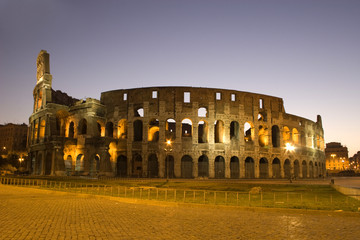 Fototapeta na wymiar Koloseum w Rzymie - rano