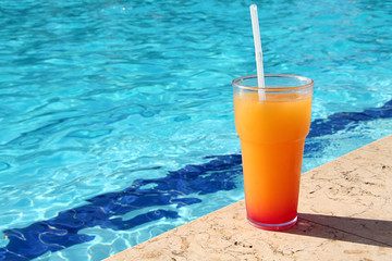 Cocktail au bord de la piscine