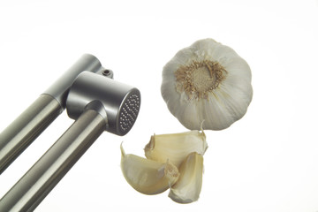 Knoblauch mit Knoblauchpresse