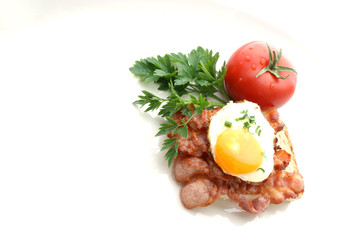 Spiegelei mit gebratenen Speckstreifen auf Toast