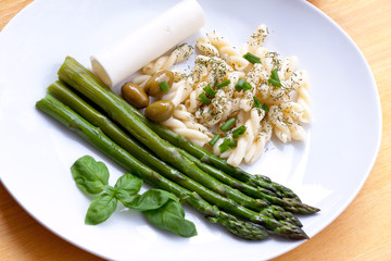 Grüne Spargeln mit Oliven,Nudeln,Gemüse und Salat